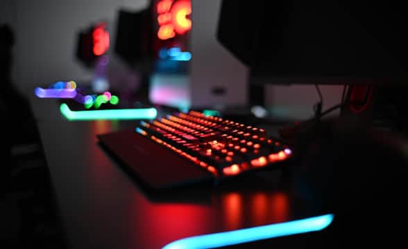 lit-monitors-and-keyboard-gaming-setups-in-the-dark