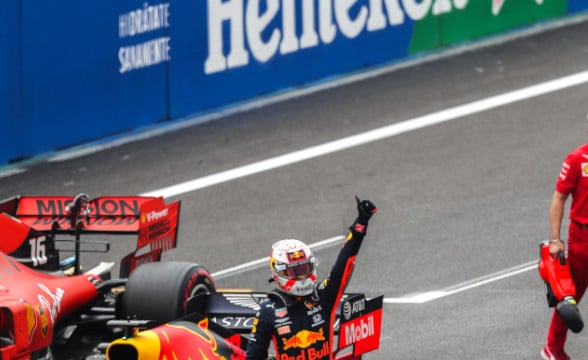 red-bull-f1-driver-gives-thumbs-up-at-autodrome-in-mexico