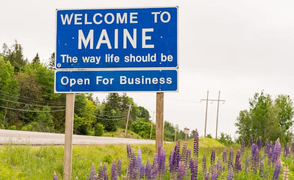 Maine's state welcome sign.