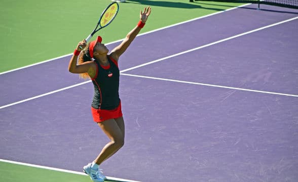 Naomi Osaka serving a ball against Serena Williams in Miami