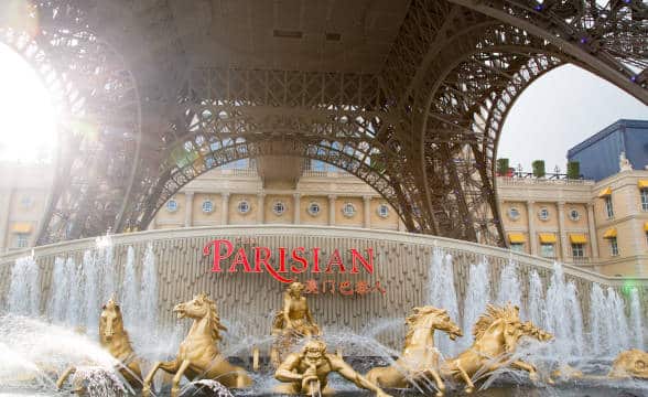 The fountain in front of the Parisian Macau.