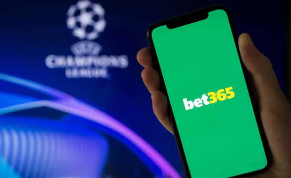 Bet365 mobile apps ina person's hand.