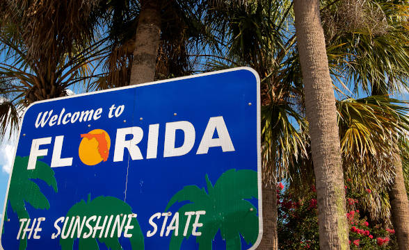 Florida's welcome sign that says Sunshine State.