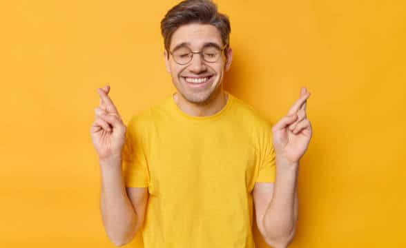 superstitions-man-fingers-crossed