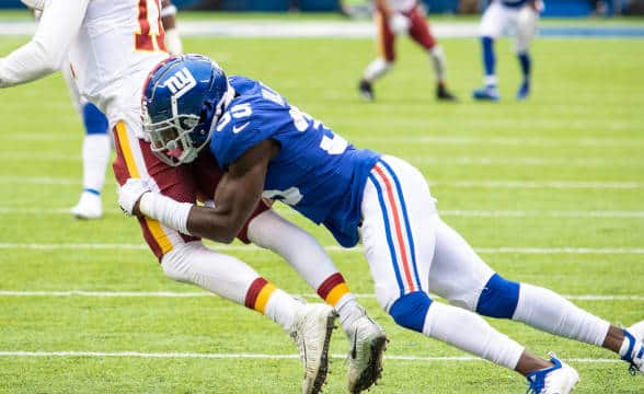 new-york-giants-player-tackling-opponent