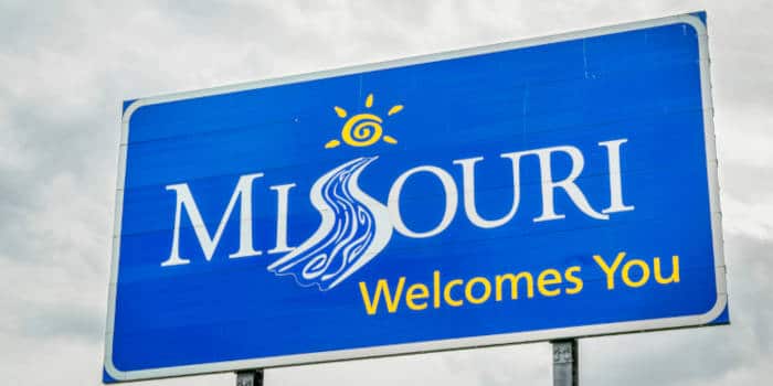 Missouri's state road welcome sign.