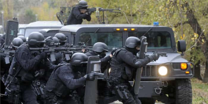 A SWAT team in full gear