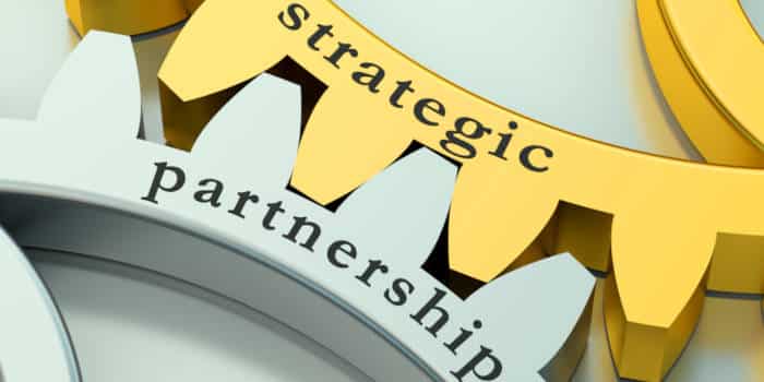 Two coghweels that say the words strategic and partnership.