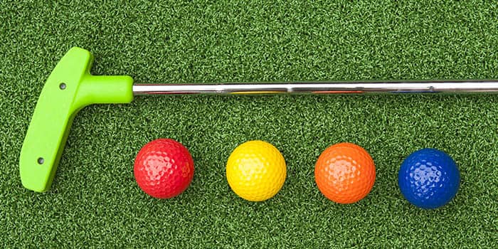 A minigolf stick and balls