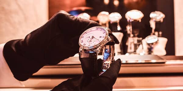 thief-steals-watch-news