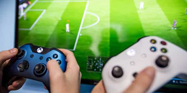 gamers-playing-fifa-video-game-news