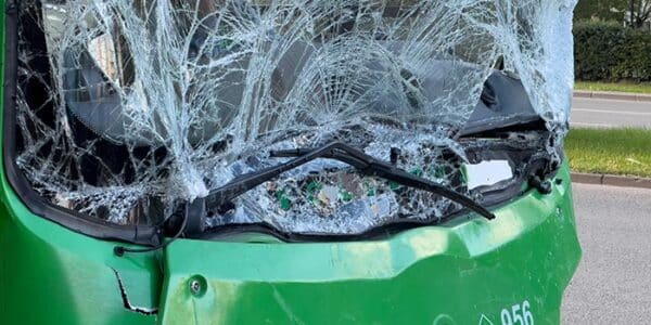 bus-cracked-windshield-news